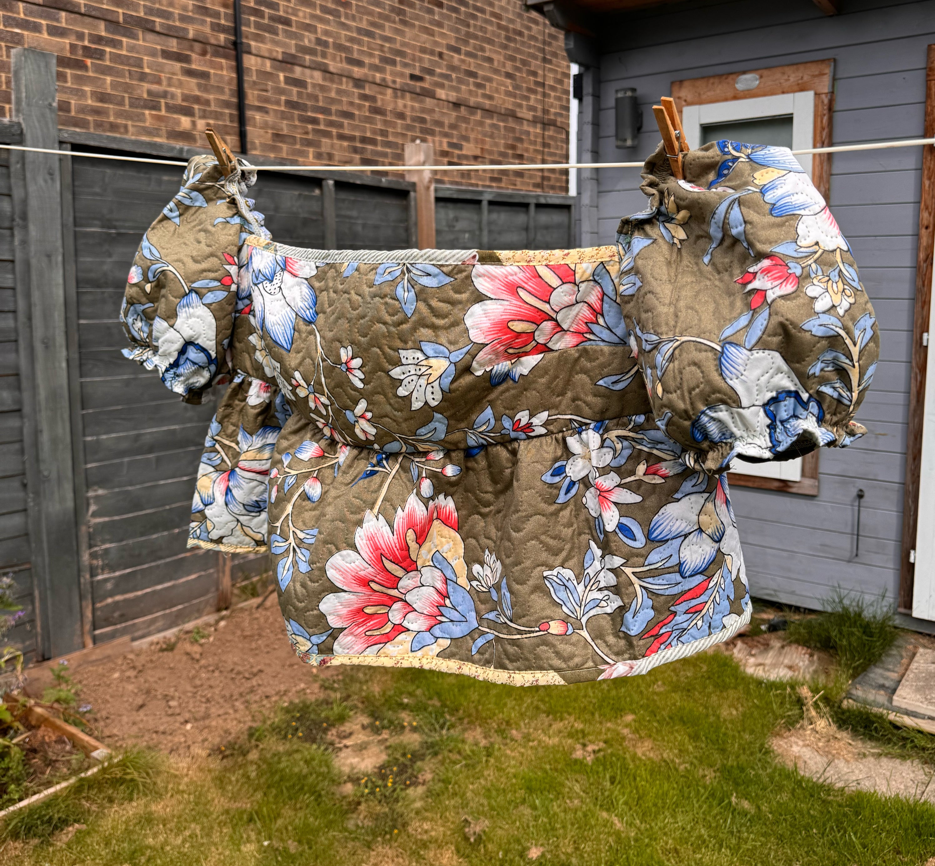 Quilted puff sleeve top uk size 20/22/ up to 50inch overbust in folksy floral