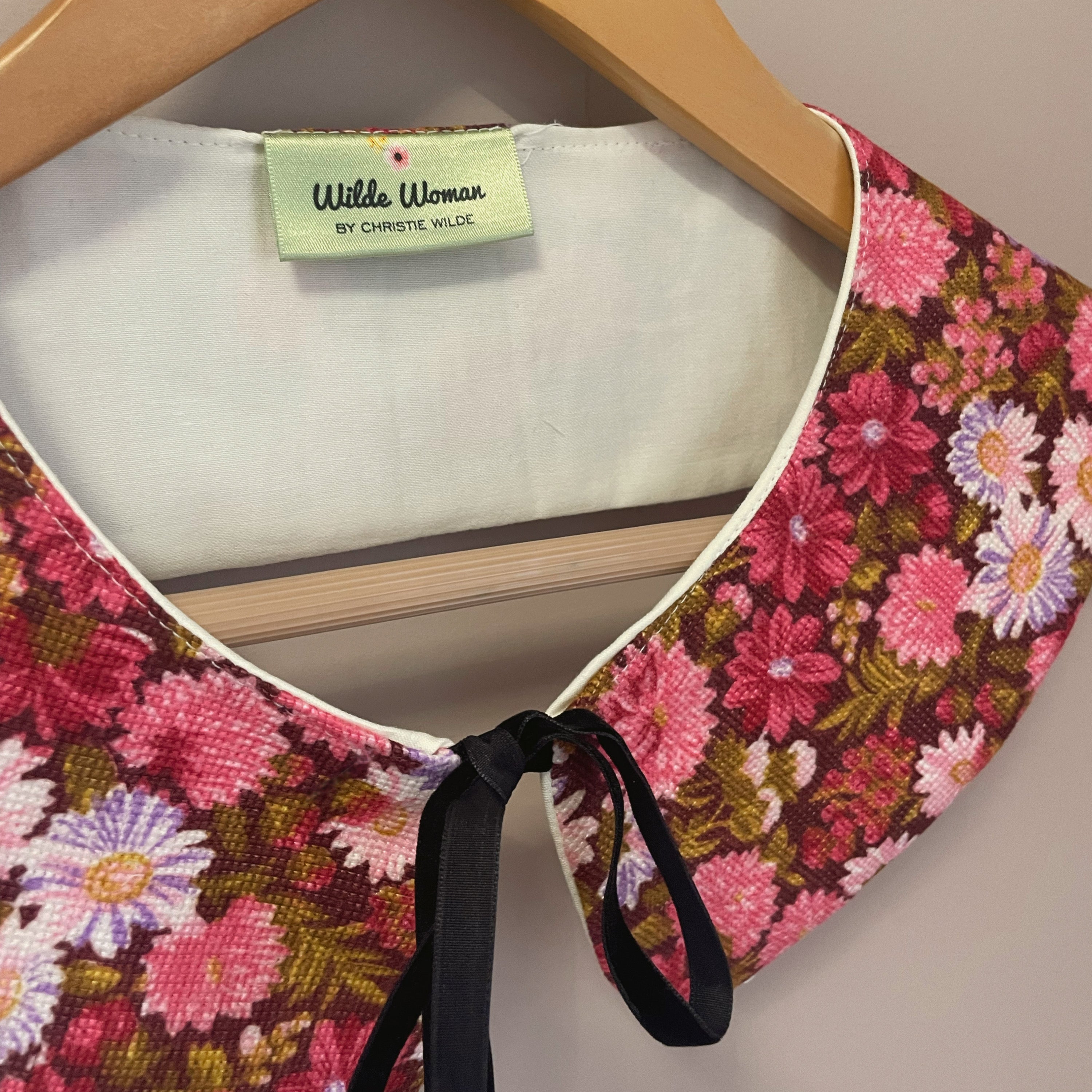 Detachable collar in floral cord